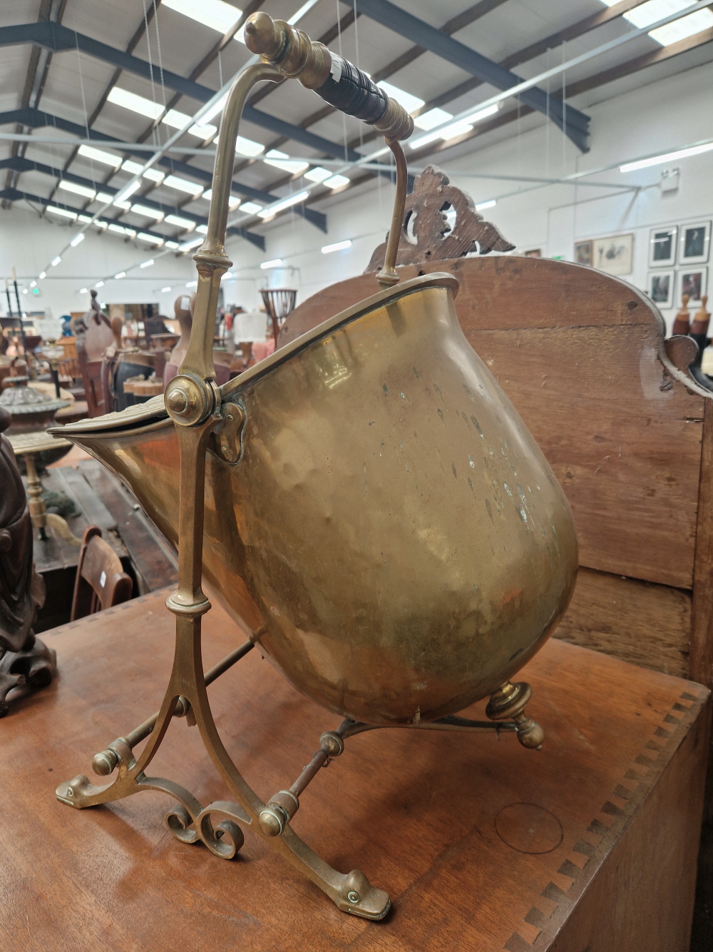 A BRASS COAL SCUTTLE AND SHOVEL, THE HELMET SHAPED BODY TILTING ON ITS STAND - Image 5 of 5