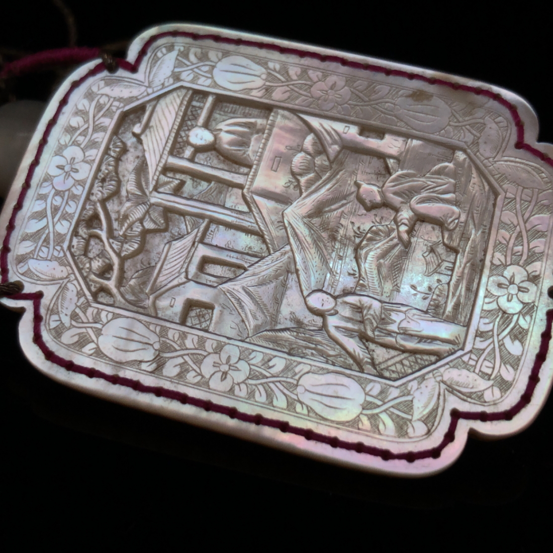 A CHINESE CARVED MOTHER OF PEARL PENDANT PANEL ON WIRE WRAPPED STRING WITH ELEVEN GRADUATED MOTHER - Image 7 of 7