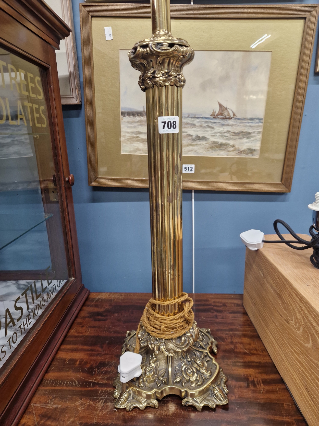 A BRASS FLUTED COLUMN TABLE LAMP SUPPORTED ON A FLORAL QUADRIPARTITE FOOT. H 67cms TOGETHER WITH A