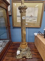 A BRASS FLUTED COLUMN TABLE LAMP SUPPORTED ON A FLORAL QUADRIPARTITE FOOT. H 67cms TOGETHER WITH A