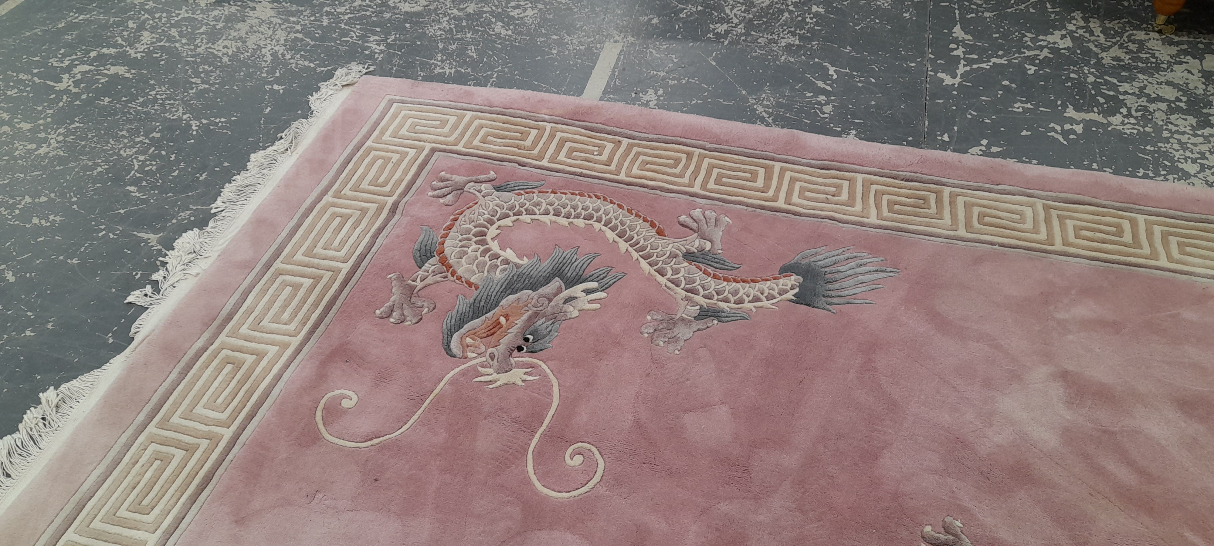 A GOOD QUALITY CHINESE DRAGON CARPET. 370 x 280 cm - Image 4 of 7