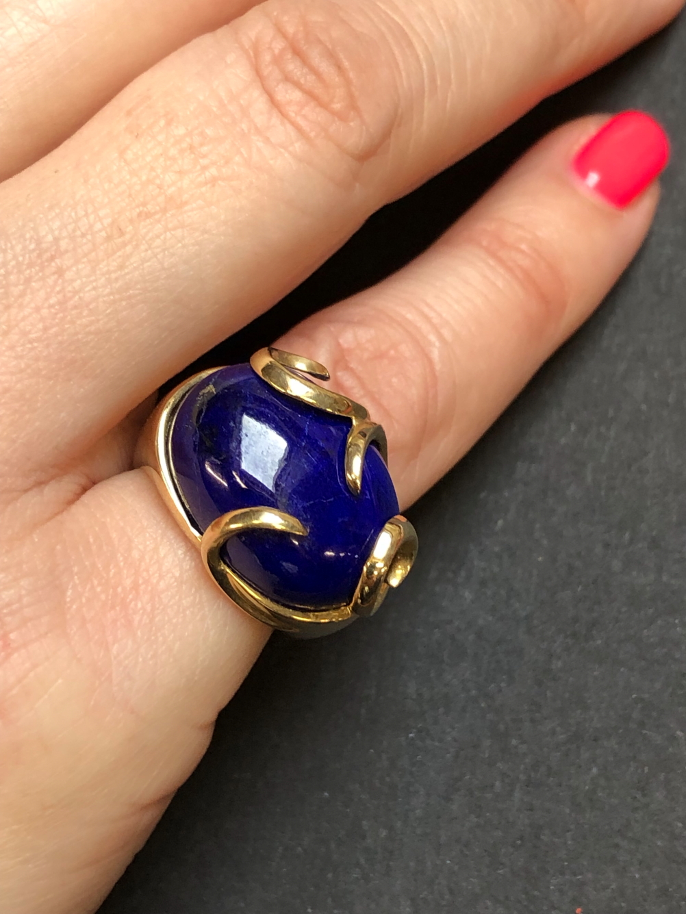 A CONTEMPORARY LAPIS LAZULI AND 9ct HALLMARKED GOLD RING. FINGER SIZE K. WEIGHT 8.73grms. - Image 5 of 8