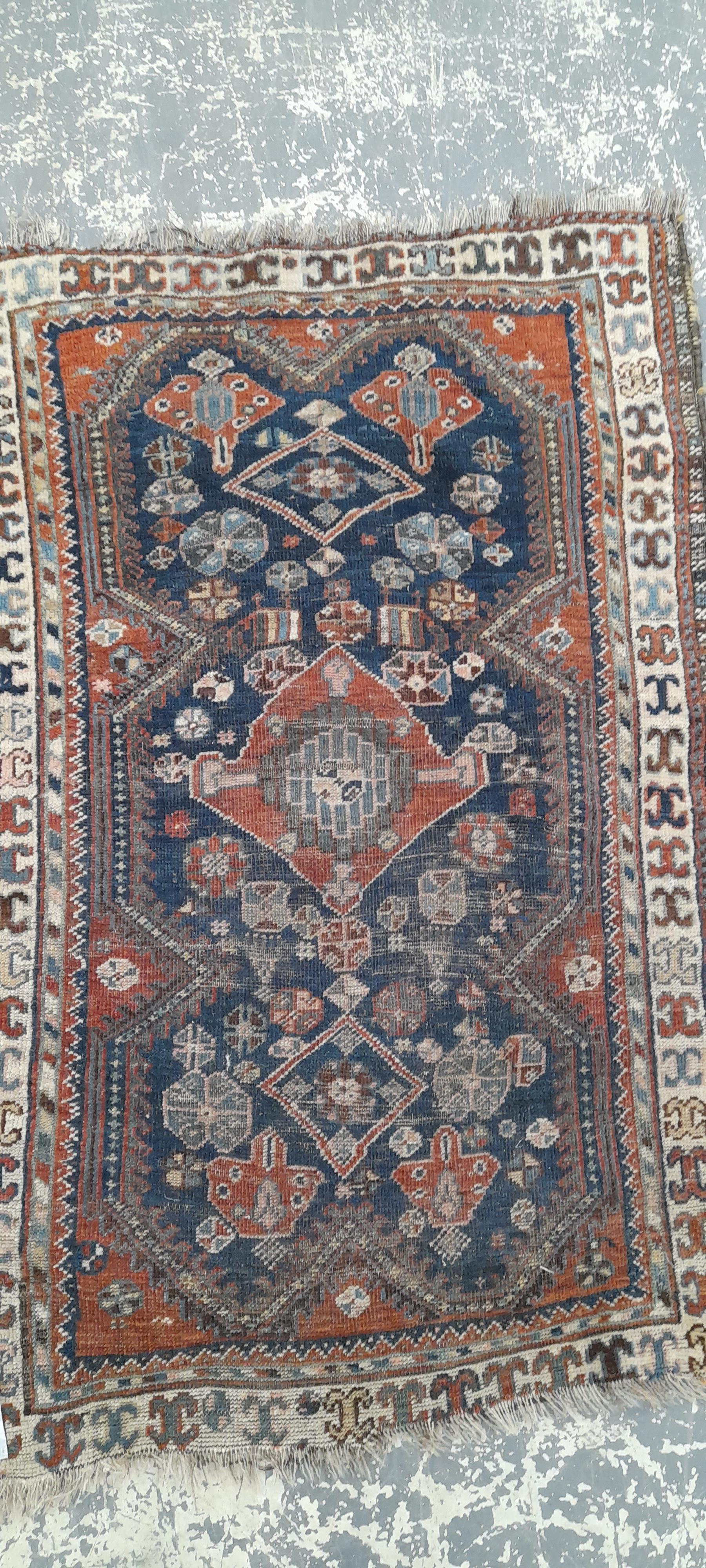 AN ANTIQUE PERSIAN SHIRAZ RUG 120 x 80 cm. - Image 2 of 3