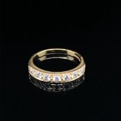 AN 18ct HALLMARKED GOLD SEVEN STONE DIAMOND HALF ETERNITY STYLE RING. FINGER SIZE O. WEIGHT 3.
