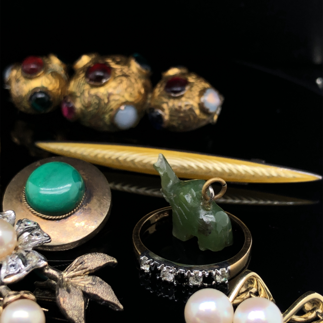 A COLLECTION OF ANTIQUE AND LATER JEWELLERY TO INCLUDE A HEAVY GILDED LOCKET, A HARDSTONE SET - Image 3 of 8