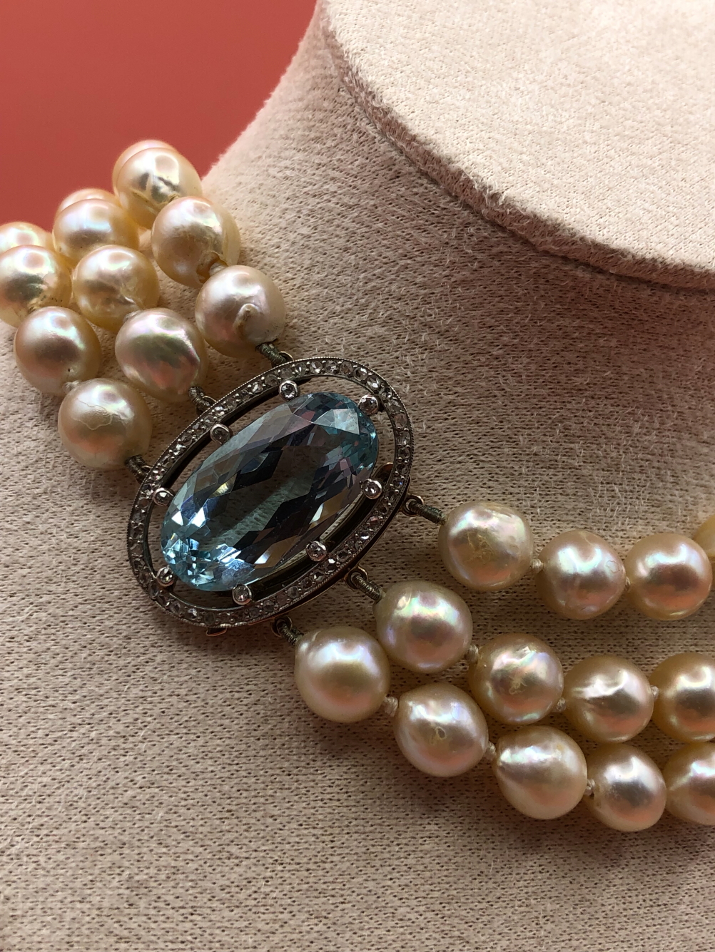 AN ANTIQUE THREE STRAND FRESHWATER PEARL, AQUAMARINE AND DIAMOND NECKLACE. THE THREE FRESHWATER - Image 5 of 8