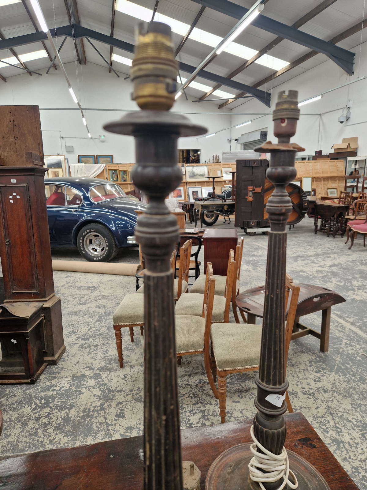 A PAIR OF MAHOGANY REEDED CANDLESTICK TABLE LAMPS - Image 2 of 7