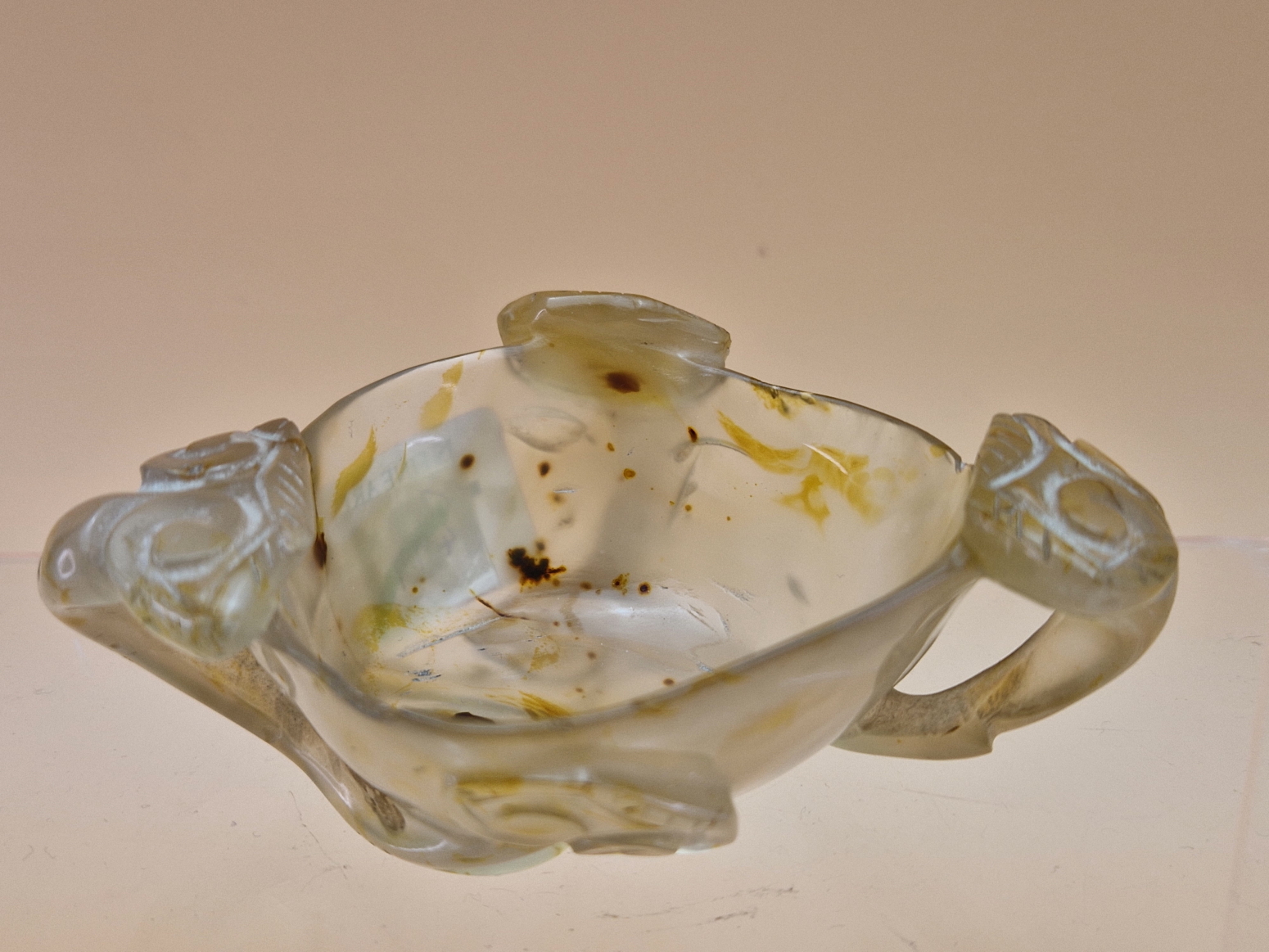 A CHINESE AGATE BOWL, THE SIDES PIERCED AND CARVED WITH THREE LINGZHIH FUNGUS, THE GREY STONE WITH - Image 2 of 11