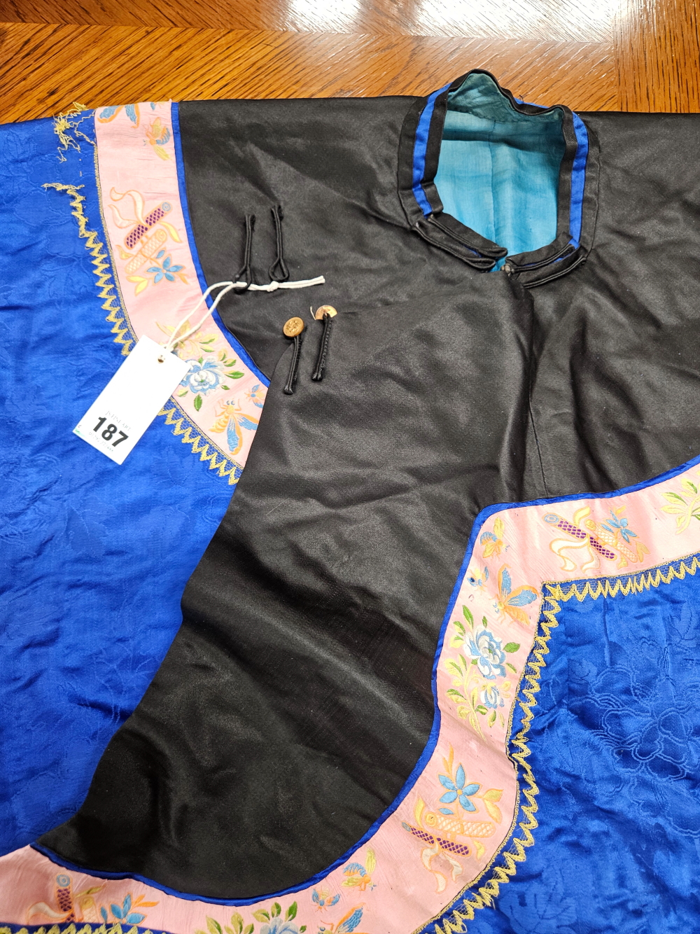 A CHINESE QUILTED DEEP BLUE AND BLACK SILK JACKET EDGED WITH A PINK GROUND FLORAL BAND - Image 4 of 27