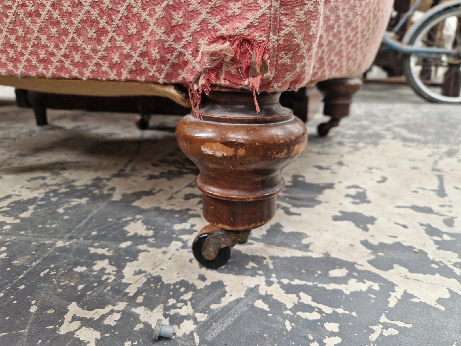 A TUB ARMCHAIR WITH A ROUNDED BUTTON UPHOLSTERED BACK, THE TURNED MAHOGANY FRONT LEGS ON BRASS - Image 4 of 5