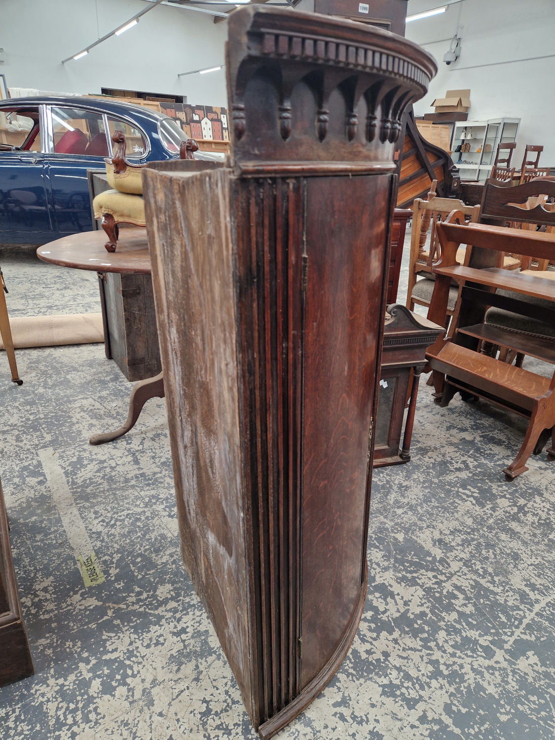 A LARGE GEORGE III OAK TWO DOOR BOW FRONT CORNER CABINET. - Image 4 of 8