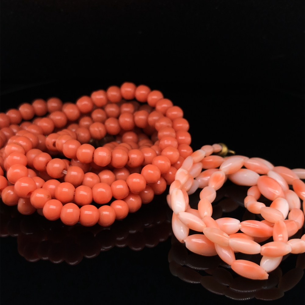 TWO VINTAGE ROWS OF CORAL BEADS. THE FIRST ROW WITH BARREL CLASP, AVERAGE BEAD SIZE 4.9mm, - Image 2 of 6