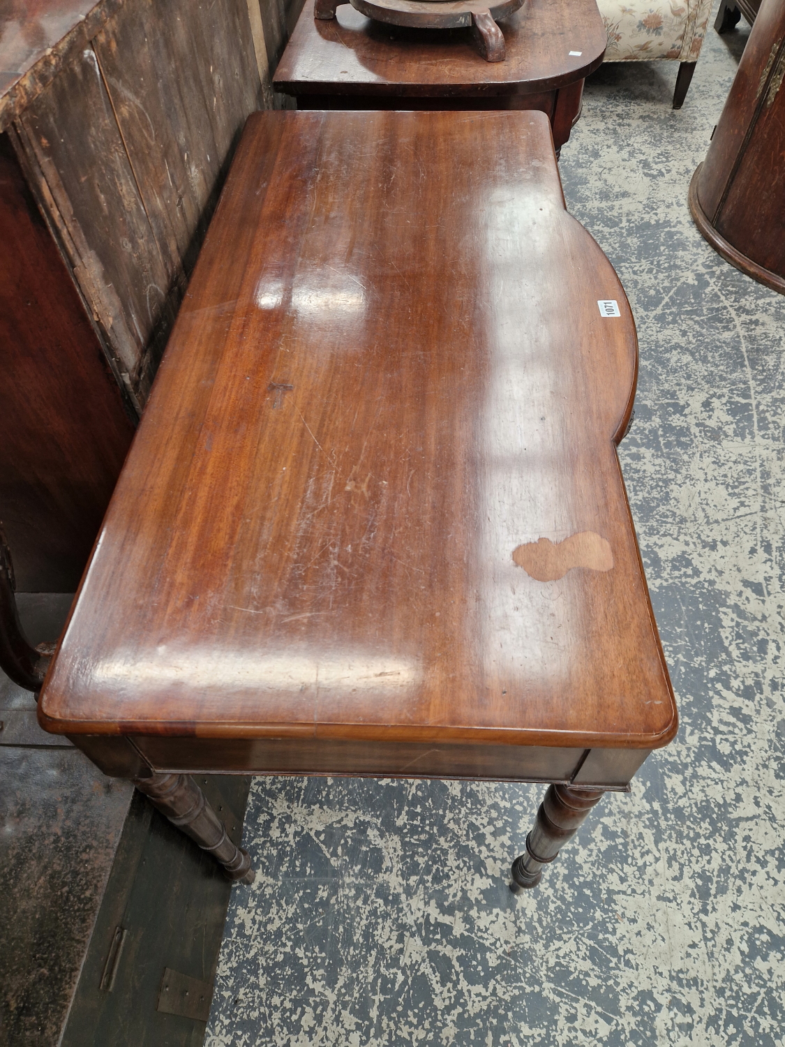 A MAHOGANY SIDE TABLE WITH THE CENTRAL BOW FRONTED DRAWER FLANKED BY TWO FLAT FRONTED DRAWERS, THE - Image 4 of 4