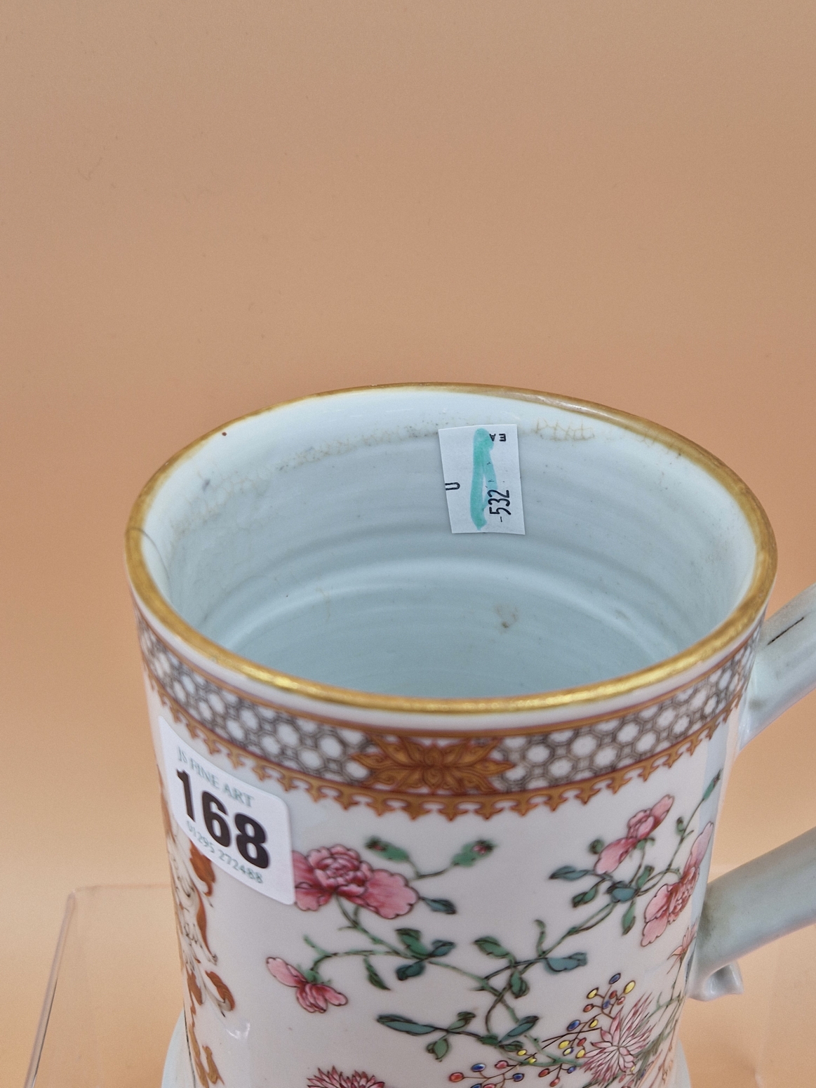 A CHINESE ARMORIAL QUART MUG WITH THE ARMS PAINTED OPPOSITE THE HANDLE AND FLANKED BY FAMILLE ROSE - Image 4 of 8
