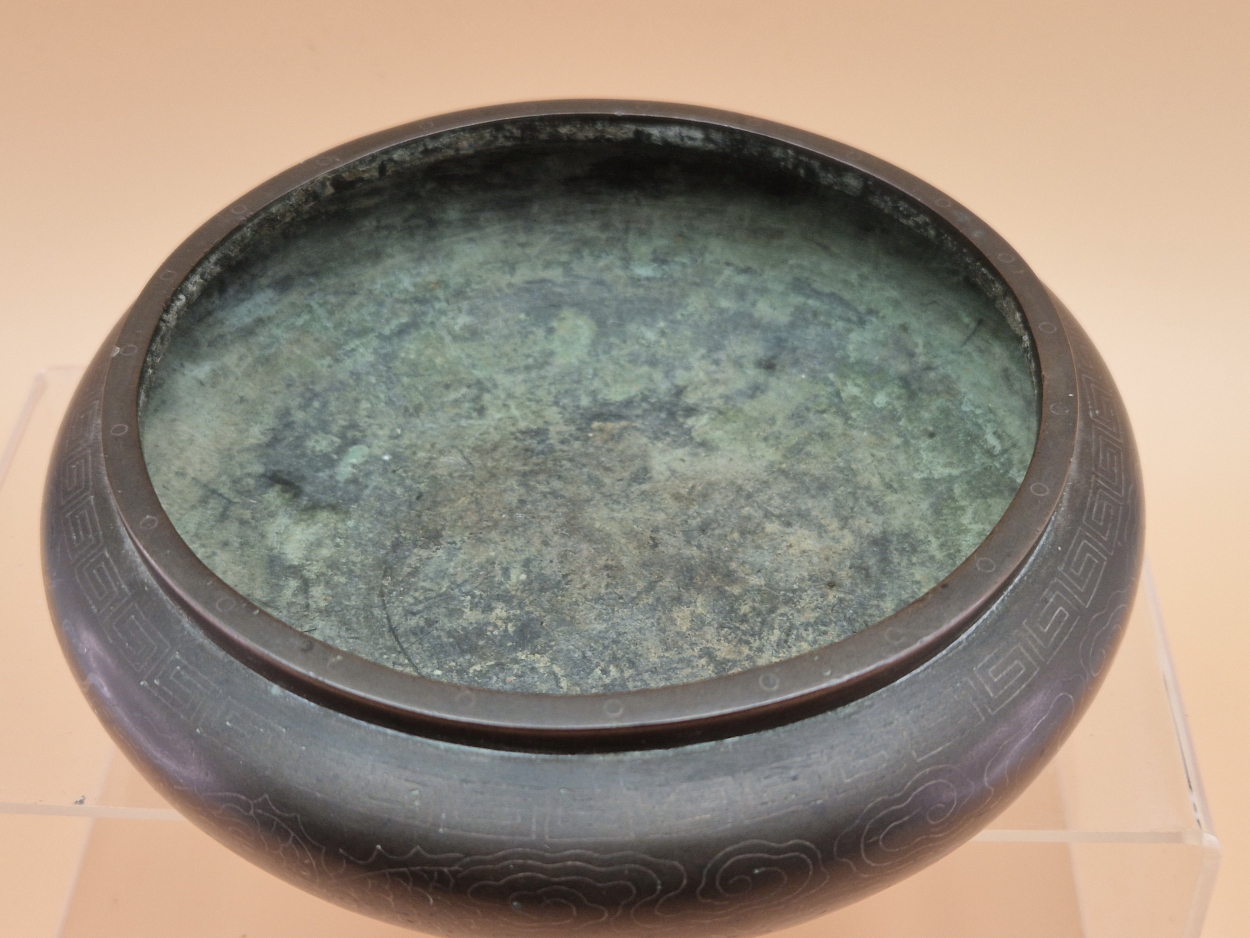 A CHINESE SILVER WIRE INLAID BRONZE SHALLOW BOWL, THE EXTERIOR INLAID WITH DRAGONS, SIX CHARACTER - Image 5 of 6