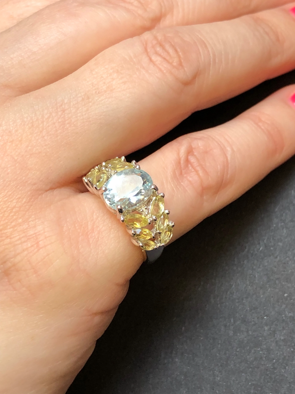 A 9ct HALLMARKED WHITE GOLD AQUAMARINE, PERIDOT AND DIAMOND CONTEMPORARY RING. FINGER SIZE L. WEIGHT - Image 5 of 7
