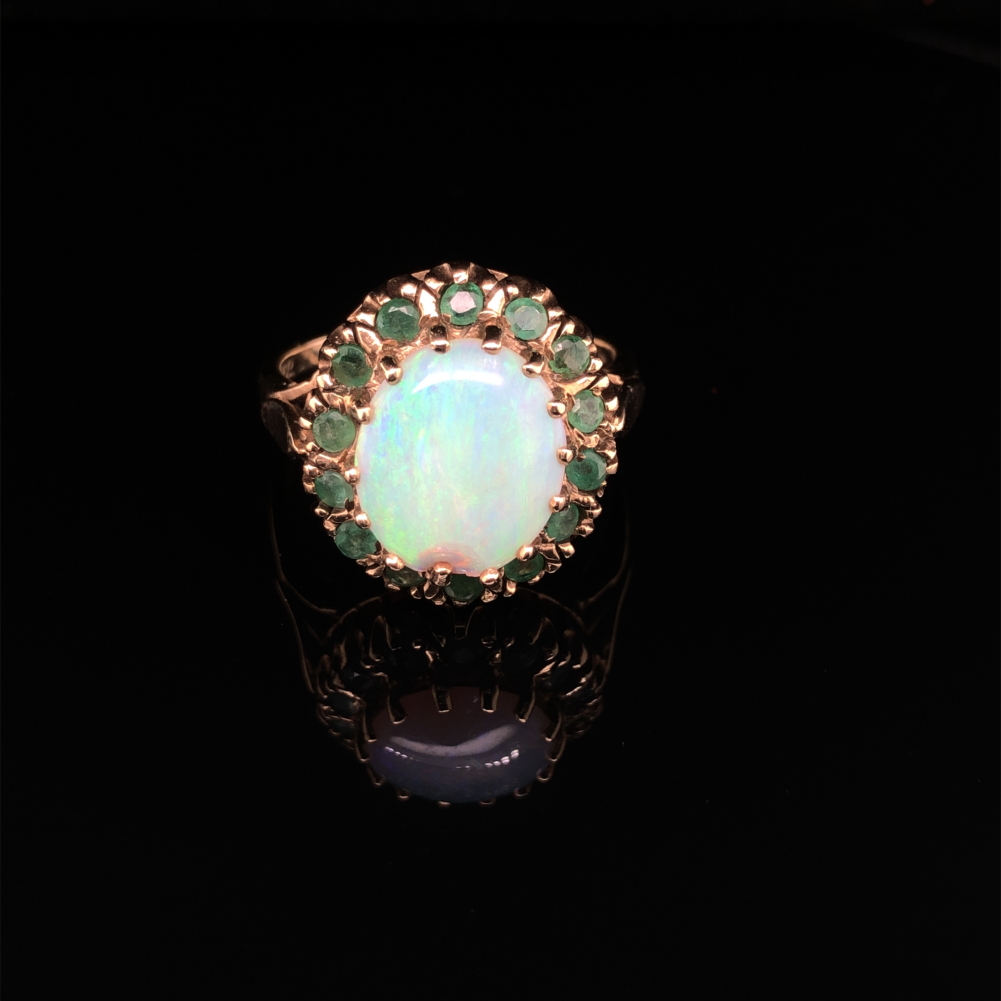 AN VINTAGE 9ct HALLMARKED GOLD OPAL AND EMERALD CLUSTER RING. DATED LONDON 1978. FINGER SIZE Q. - Image 3 of 7