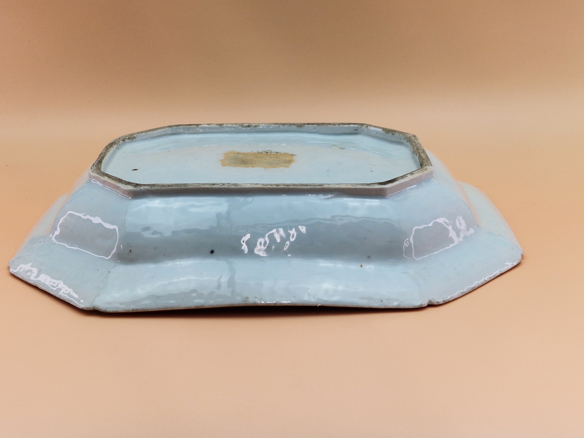 AN 18th C. CHINESE BLUE AND WHITE PLATTER CENTRALLY PAINTED WITH BAMBOO, ROCKS AND A PEONY ON AN - Bild 5 aus 5