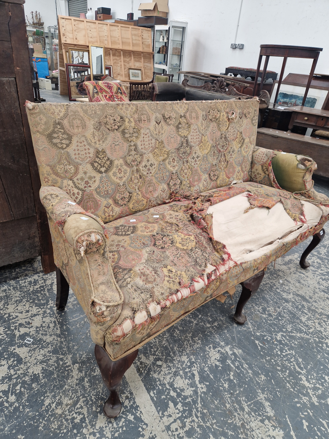 AN ANTIQUE EARLY GEORGIAN STYLE HALL SETTEE ON SHAPED CABRIOLE LEGS. - Image 6 of 6