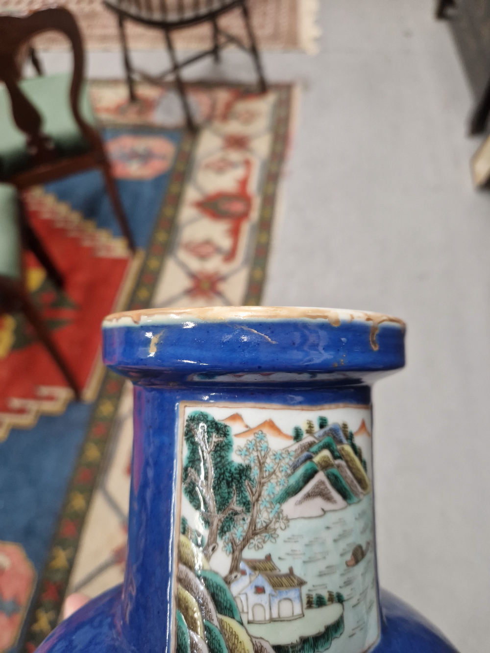 A CHINESE BLUE GROUND VASE PAINTED WITH A RESERVE OF THREE LADIES ON A TERRACE AND WITH GARDEN - Image 13 of 17