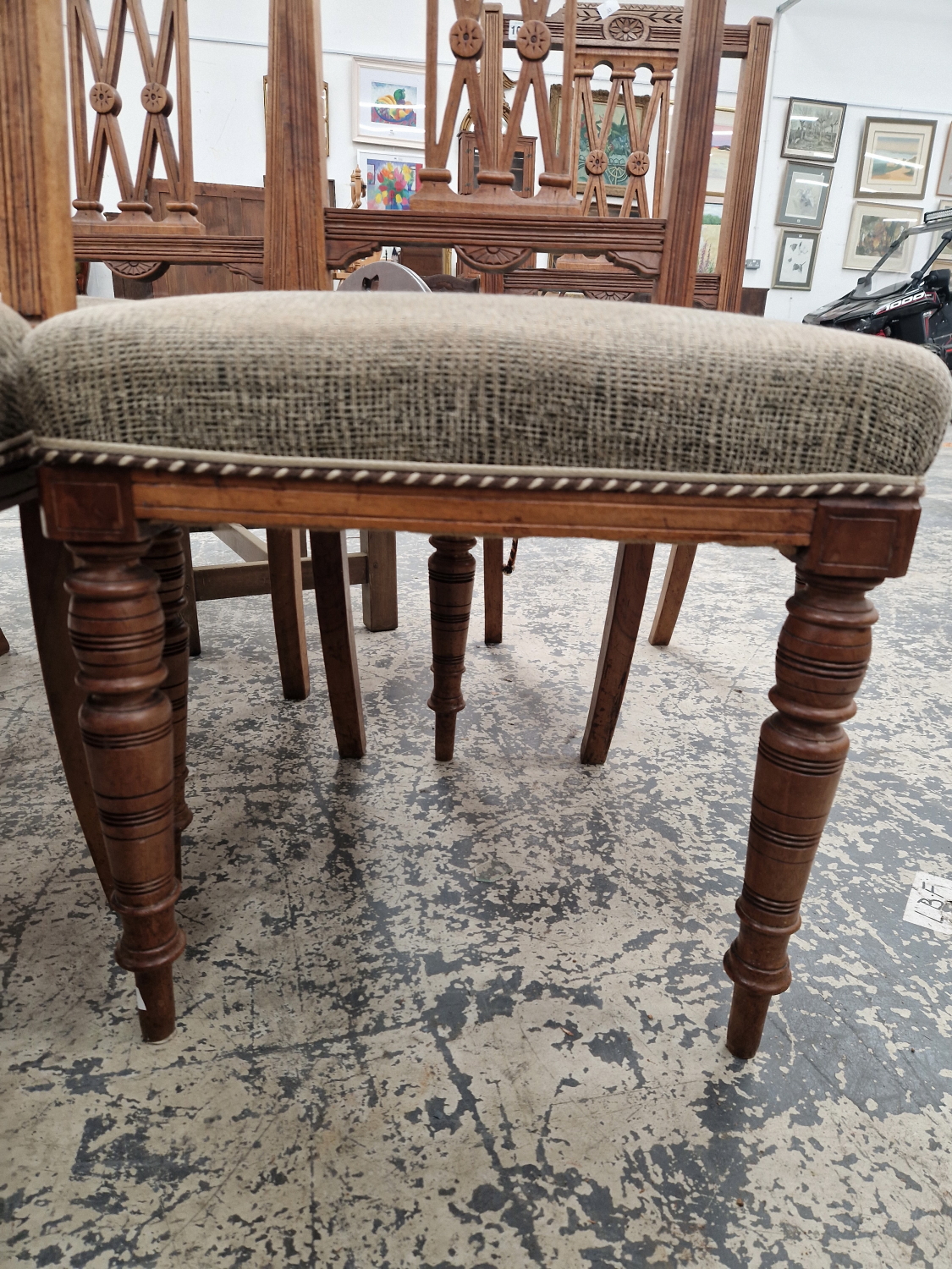 A SET OF SIX LATE VICTORIAN WALNUT SALON SIDE CHAIRS. - Image 4 of 6