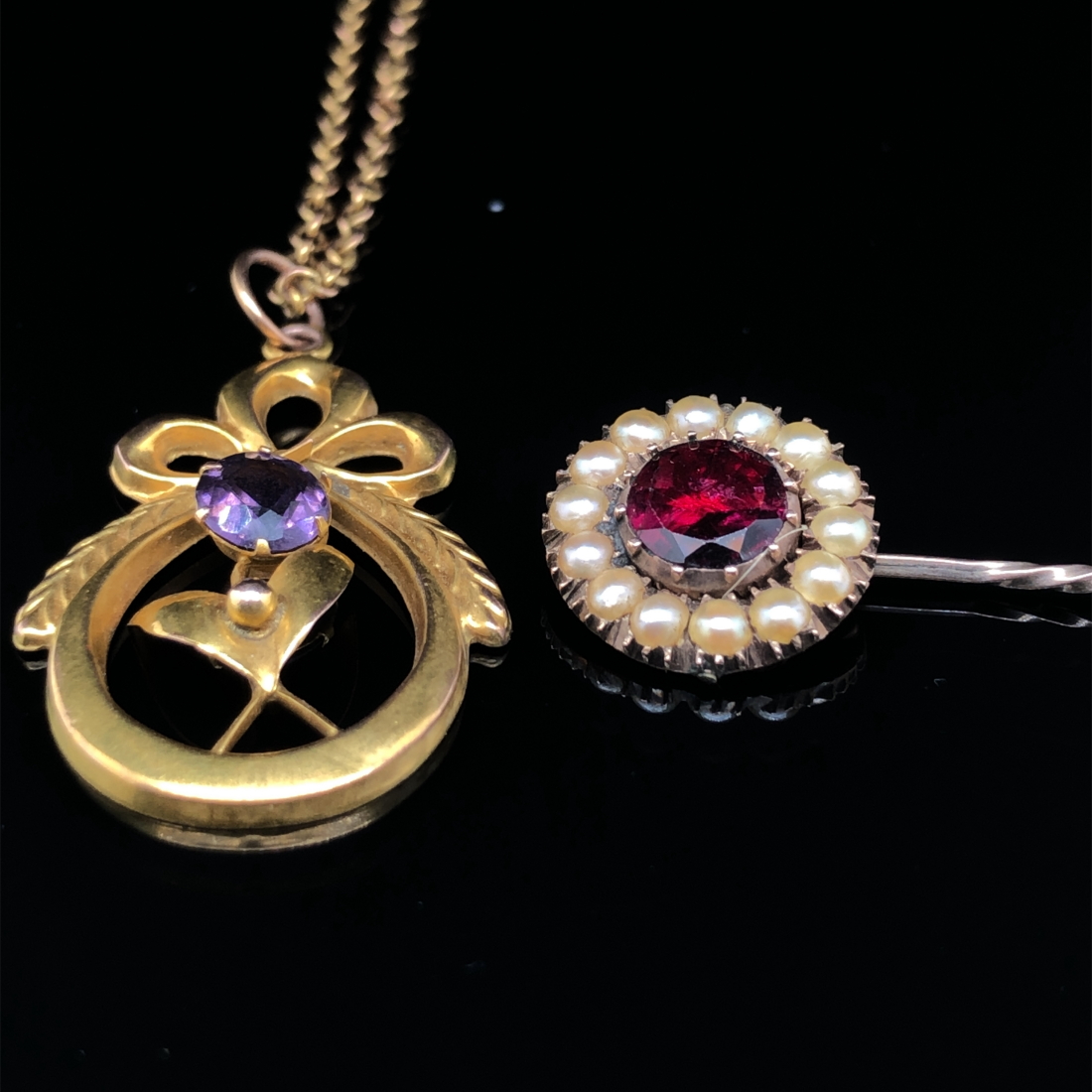 AN ANTIQUE 9ct STAMPED, WITH SPONSOR MARK A.J.C, GEMSET GARLAND PENDANT, SUSPENDED ON AN ANTIQUE 9ct - Image 5 of 6