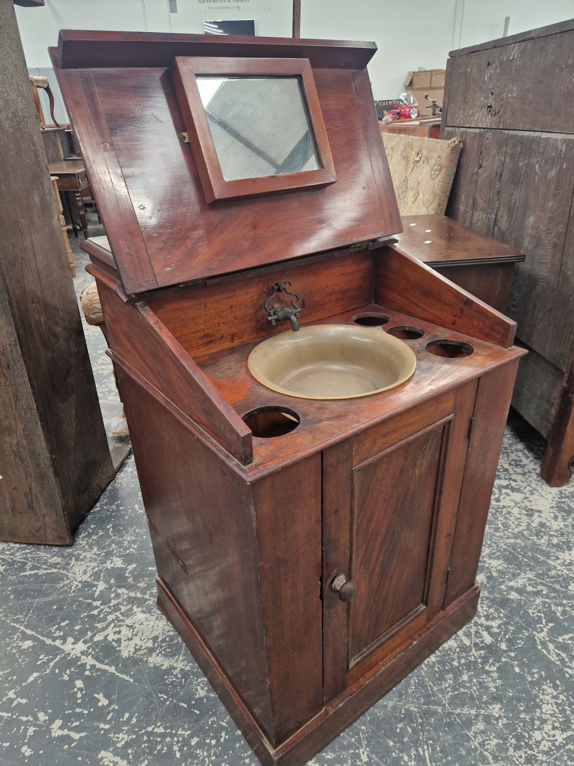 A VICTORIAN MAHOGANY DAVENPORT FORM LIFT TOP WASHSTAND WITH FITTED INTERIOR. - Image 2 of 6