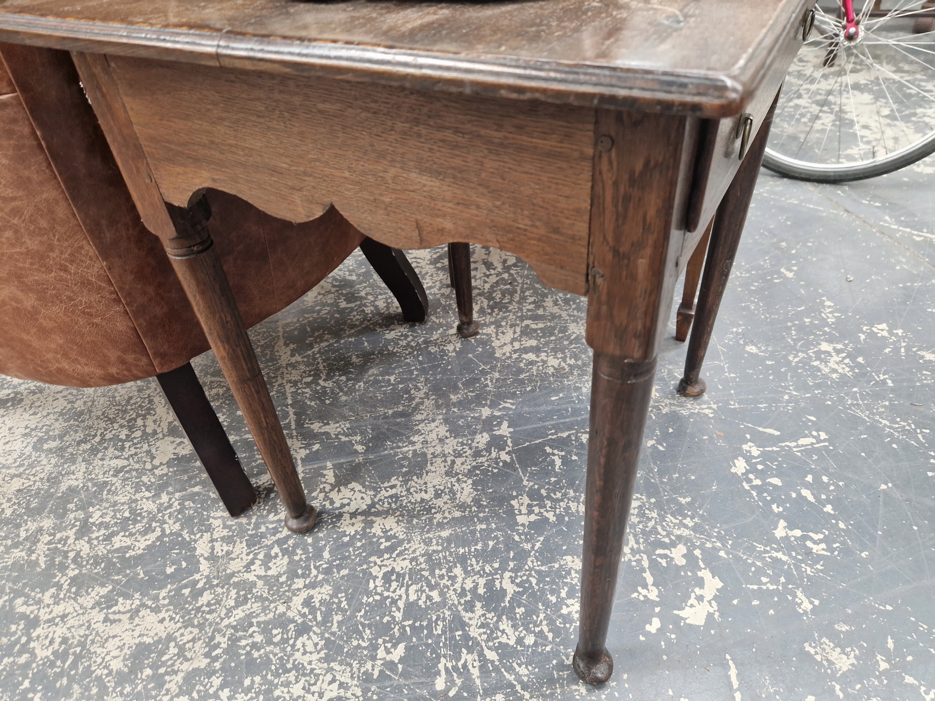 AN EARLY 19th C. OAK SINGLE DRAWER SIDE TABLE ON CYLINDRICAL LEGS TAPERING TO PAD FEET - Image 3 of 6