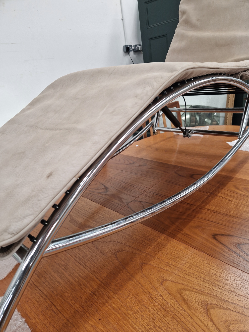 A CORBUSIER STYLE CHROME LOUNGER WITH LOOSE CUSHIONS. - Image 4 of 6