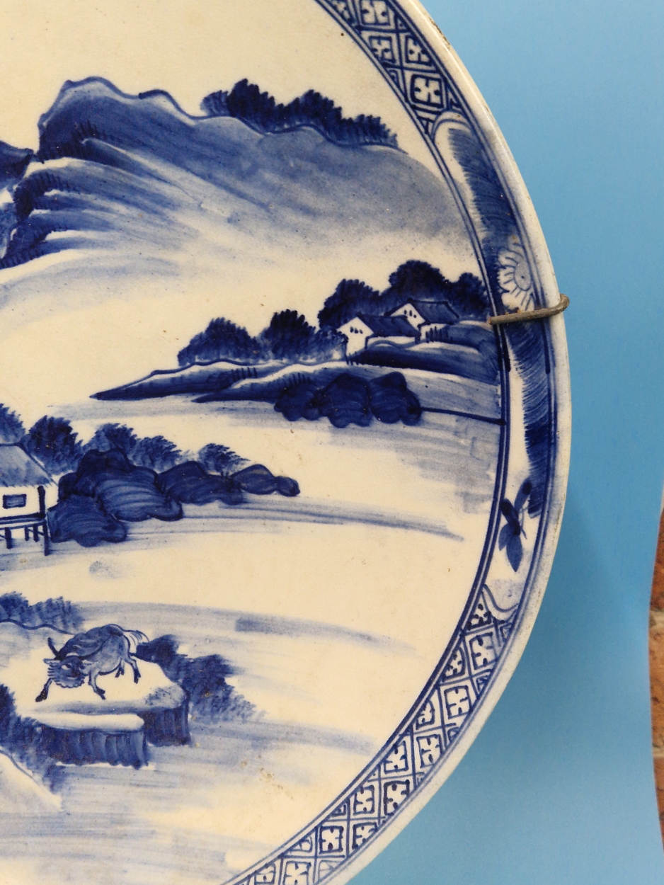 A PAIR OF CHINESE BLUE AND WHITE CHARGERS PAINTED WITH MOUNTAINOUS ISLANDS, A BUFFALO ON ONE AND A - Image 11 of 14