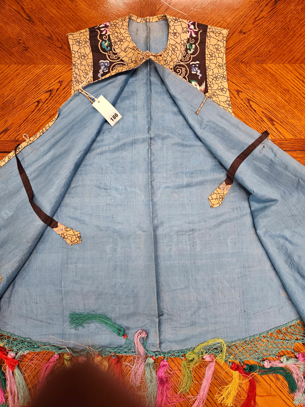 A CHINESE SILK TASSELLED WAIST COAT EMBROIDERED WITH DRAGONS AND PHOENIX AND EDGED WITH A PALE - Image 11 of 15