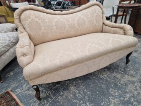 AN EDWARDIAN SMALL SALON SETTEE WITH BUTTON BACK UPHOLSTERY.
