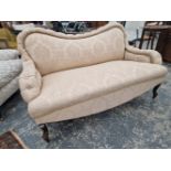 AN EDWARDIAN SMALL SALON SETTEE WITH BUTTON BACK UPHOLSTERY.
