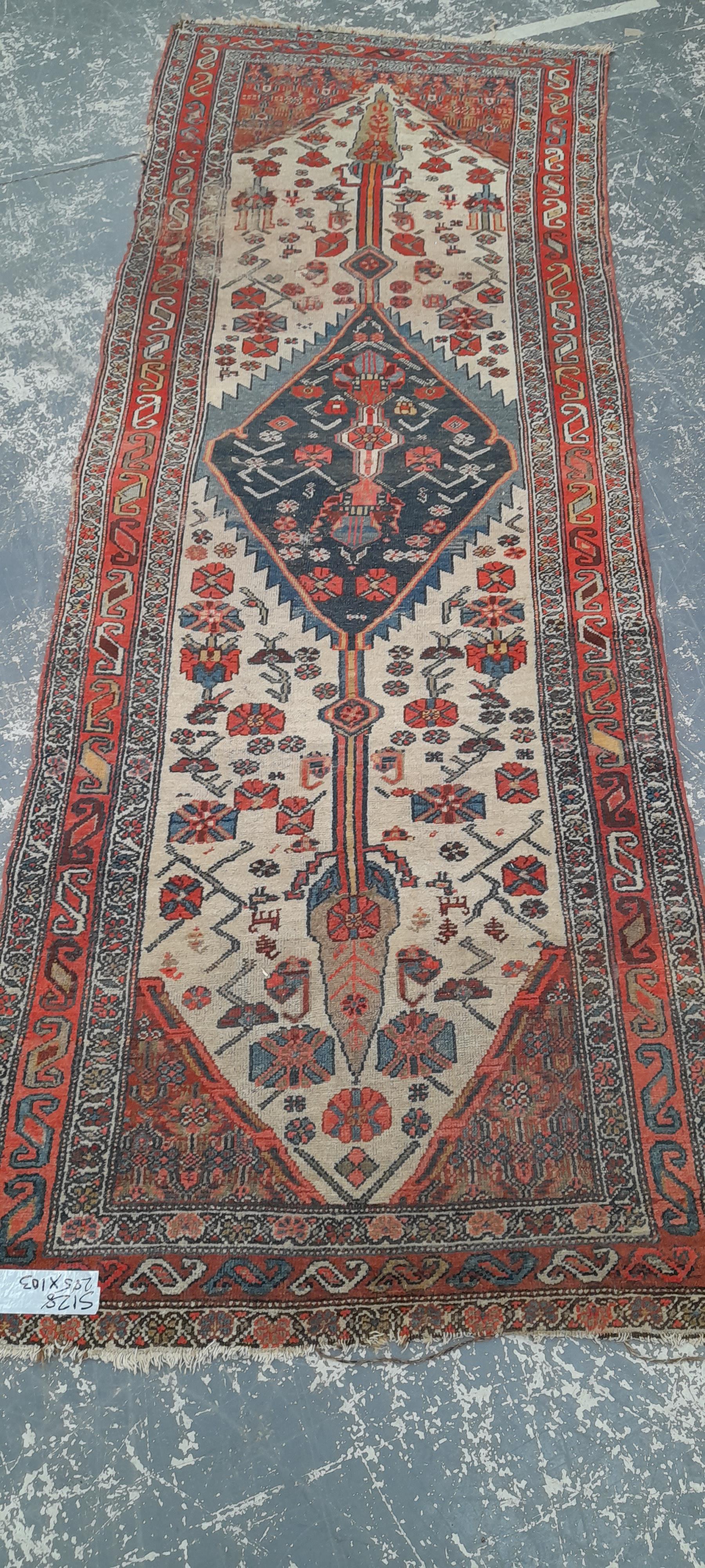 AN ANTIQUE PERSIAN HAMADAN RUNNER 285 x 103 cm. - Image 2 of 5