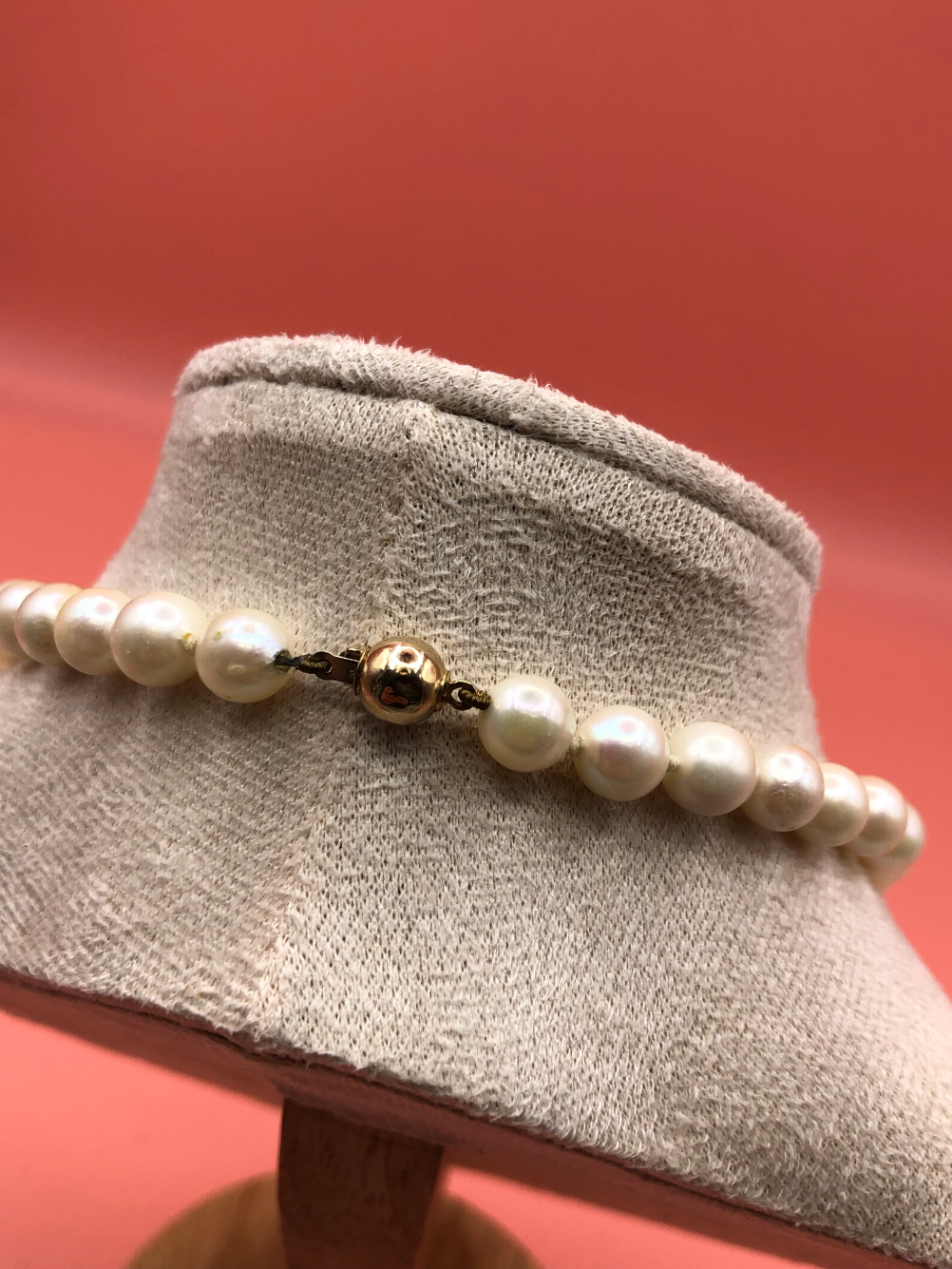 TWO STRINGS OF CULTURED PEARLS. A PINK 82cm ROPE WITH A 9ct HALLMARKED GOLD CLASP, AND A FURTHER - Image 6 of 6