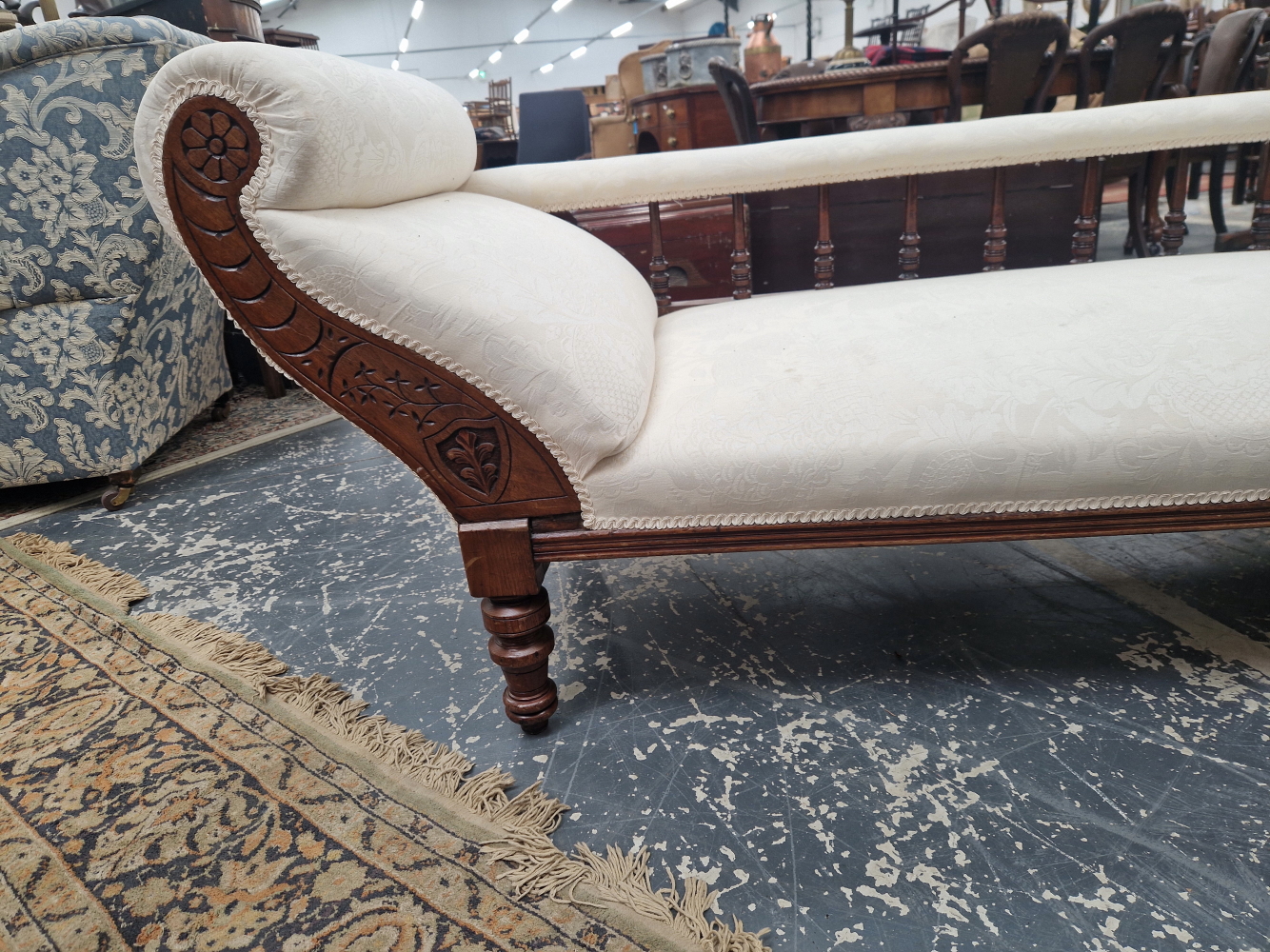 AN EARLY 20th C. MAHOGANY CHAISE LONGUE UPHOLSTERED IN WHITE DAMASK, ONE LONG SIDE WITH A BALUSTRADE - Image 2 of 6