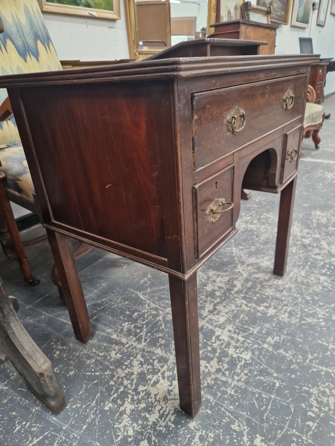 AN EDWARDIAN 18TH CENTURY STYLE MAHOGANY LOWBOY WITH THREE DRAWERS. - Image 2 of 5