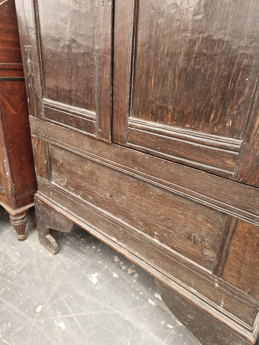 AN ANTIQUE OAK WARDROBE, THE DOORS WITH TWO PANELS AND ENCLOSING HANGING SPACE.   W 92 x D 47 x H - Image 3 of 8