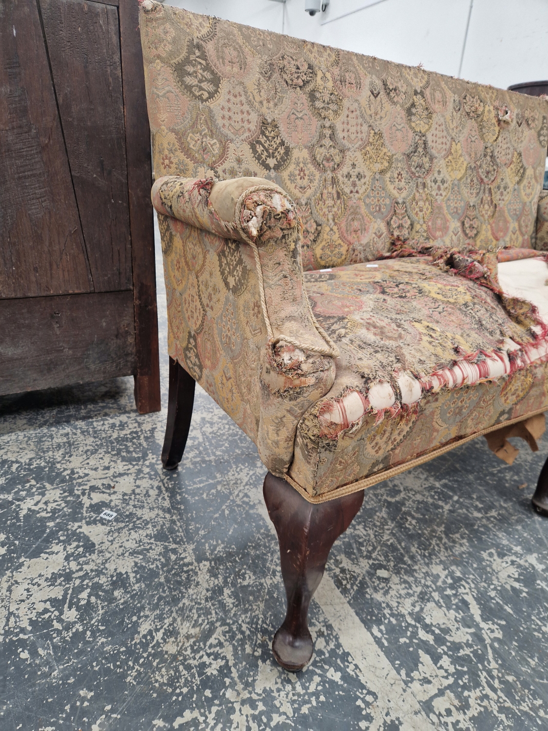 AN ANTIQUE EARLY GEORGIAN STYLE HALL SETTEE ON SHAPED CABRIOLE LEGS. - Image 5 of 6
