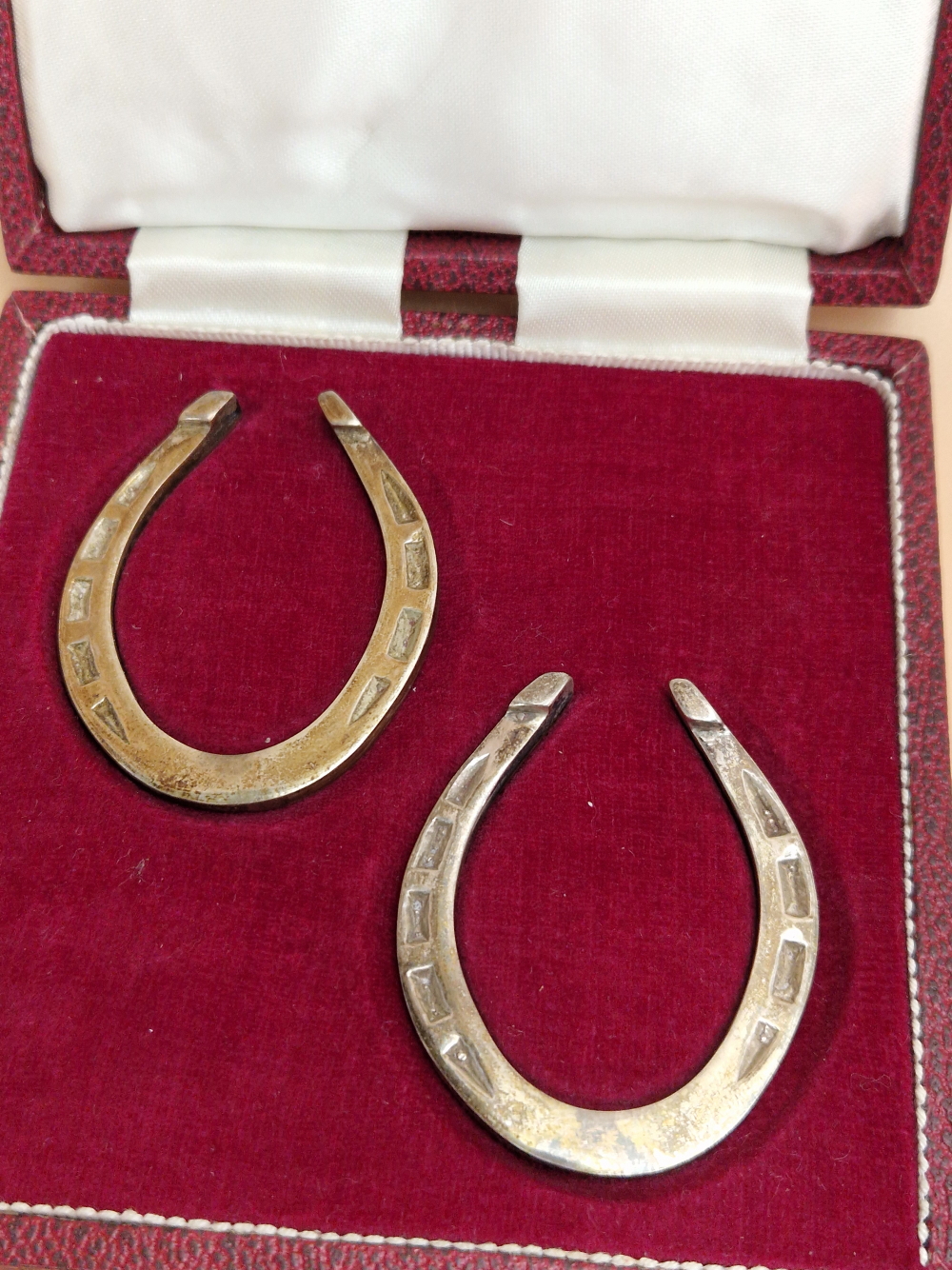 A CASED PAIR OF MINIATURE SILVER HORSESHOES BY FRANCIS HOWARD, SHEFFIELD 1978, 50Gms. - Image 2 of 4