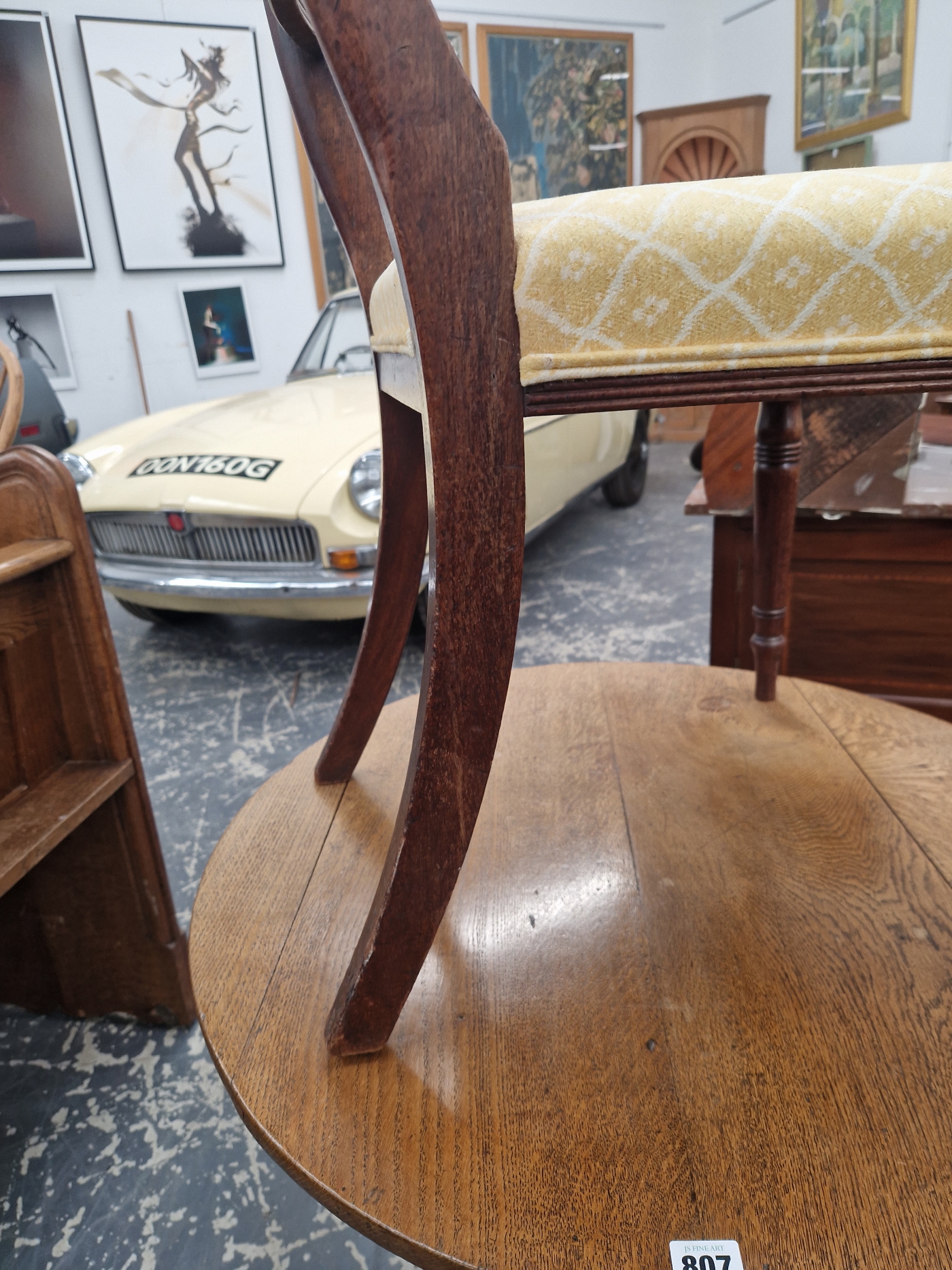 A PAIR OF REGENCY MAHOGANY DINING CHAIRS WITH REEDED UPRIGHTS AND HORIZONTAL BAR SPLAT - Image 5 of 9