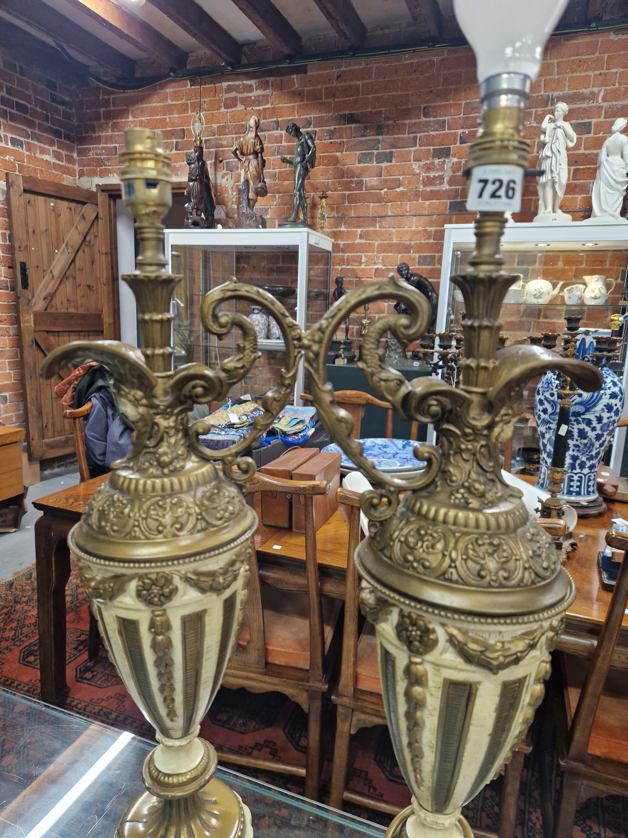 A PAIR OF GILT METAL AND SIMULATED WHITE MARBLE EWER FORM TABLE LAMPS. H 67cms. - Image 2 of 6