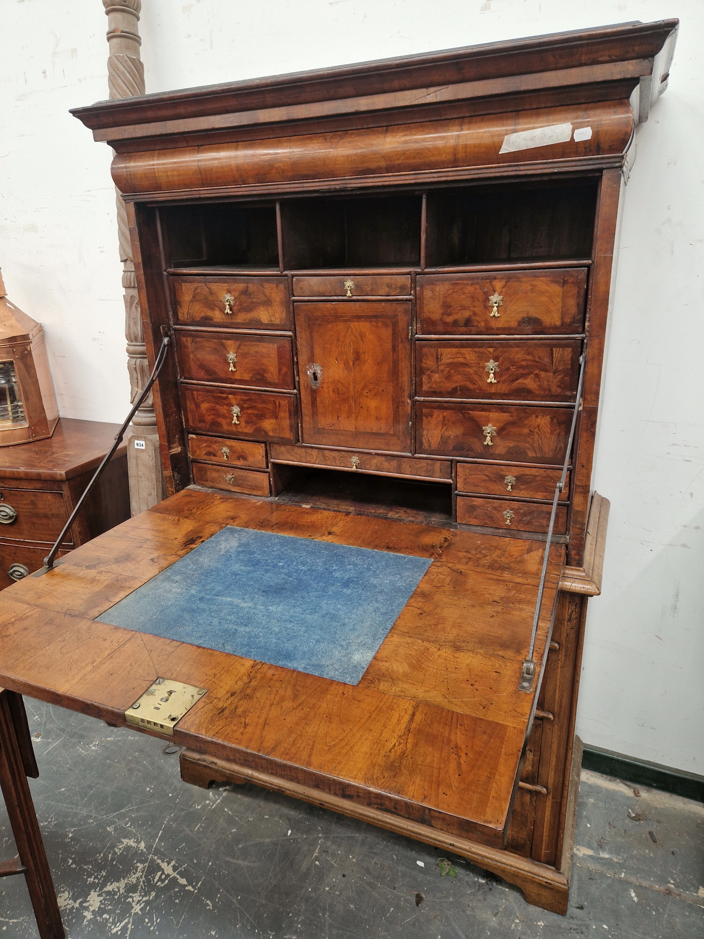 AN EARLY 18th C. WALNUT DROP FRONT BUREAU CHEST, AN OVOLO FRONT DRAWER ABOVE THE FALL, THE BASE WITH - Image 3 of 9