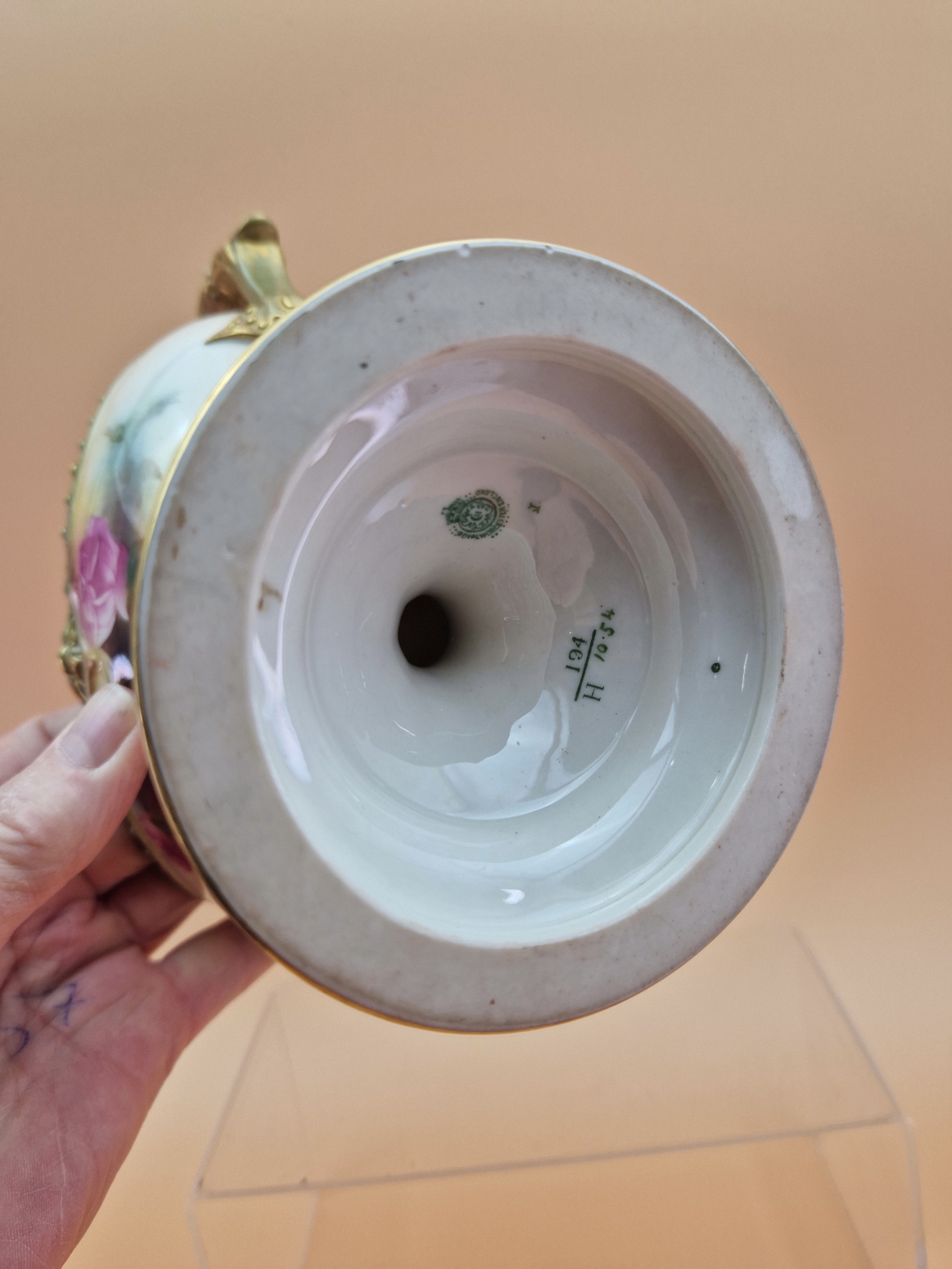 A 1908 ROYAL WORCESTER TWO HANDLED FOOTED NAVETTE SHAPED BOWL PAINTED WITH ROSES BETWEEN GILT - Image 6 of 7