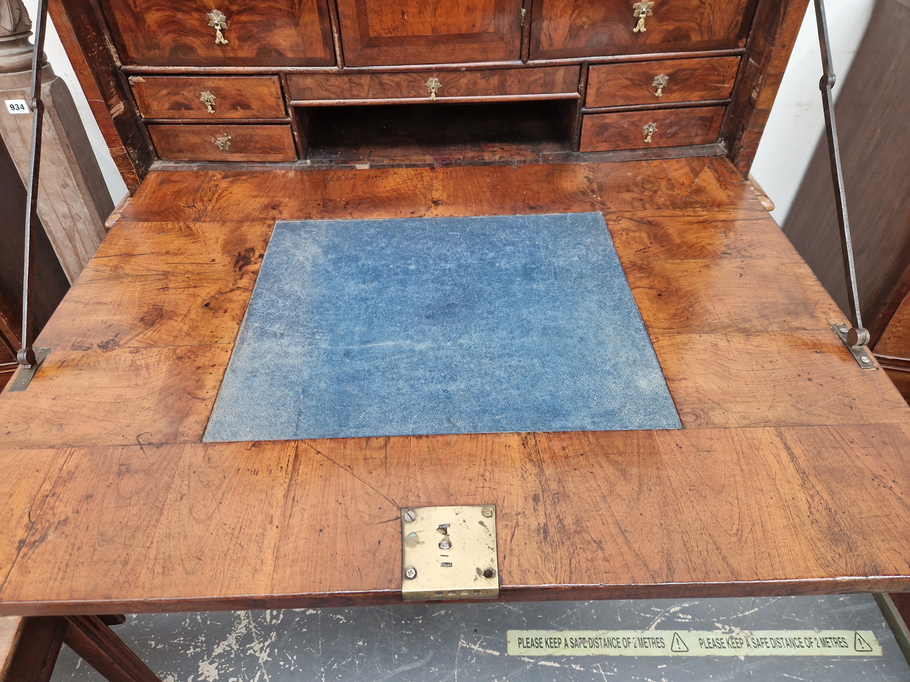 AN EARLY 18th C. WALNUT DROP FRONT BUREAU CHEST, AN OVOLO FRONT DRAWER ABOVE THE FALL, THE BASE WITH - Image 7 of 9