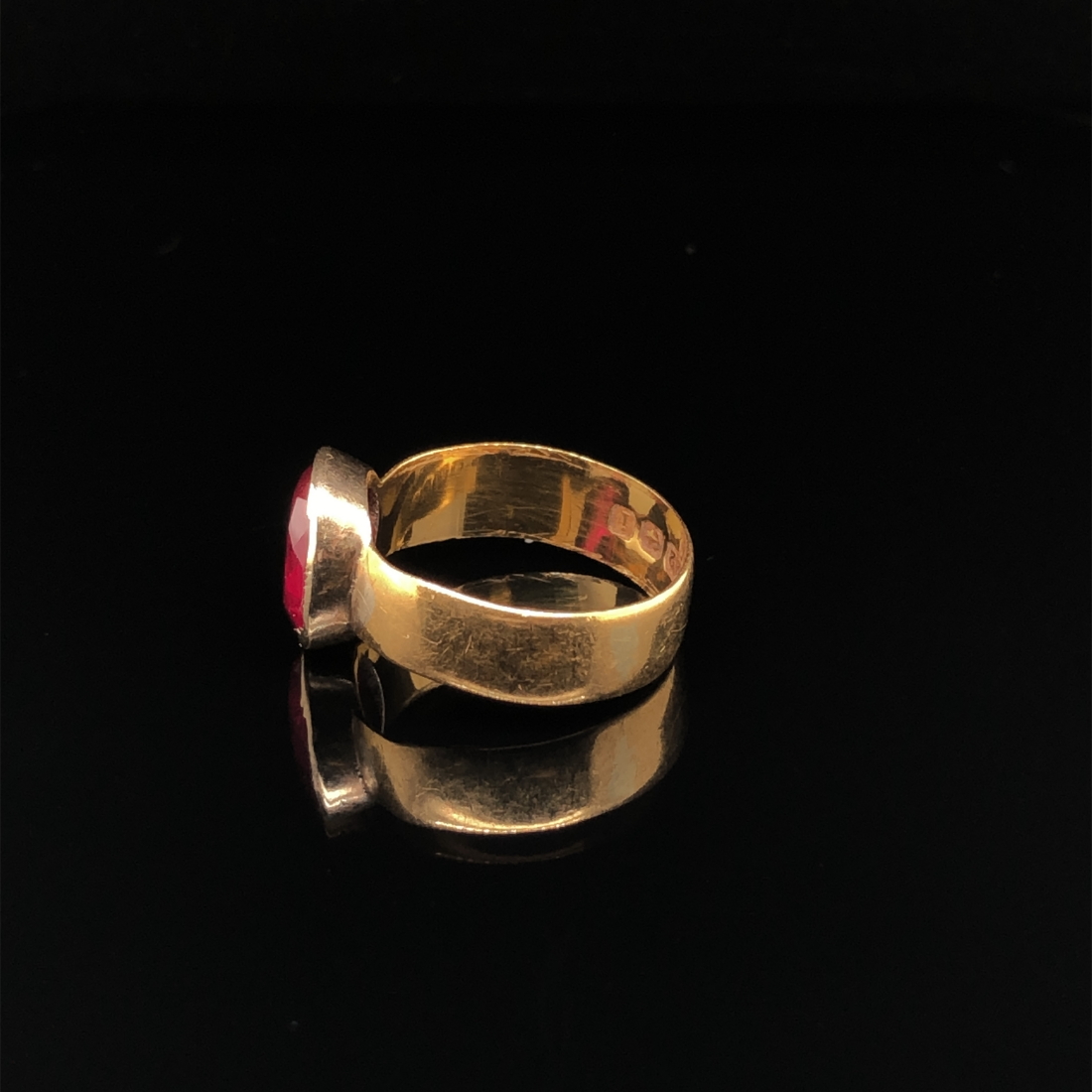 AN ANTIQUE 22ct HALLMARKED GOLD GEMSET RING, WITH A 10ct GOLD SETTING. DATED 1908, BIRMINGHAM. - Image 2 of 10
