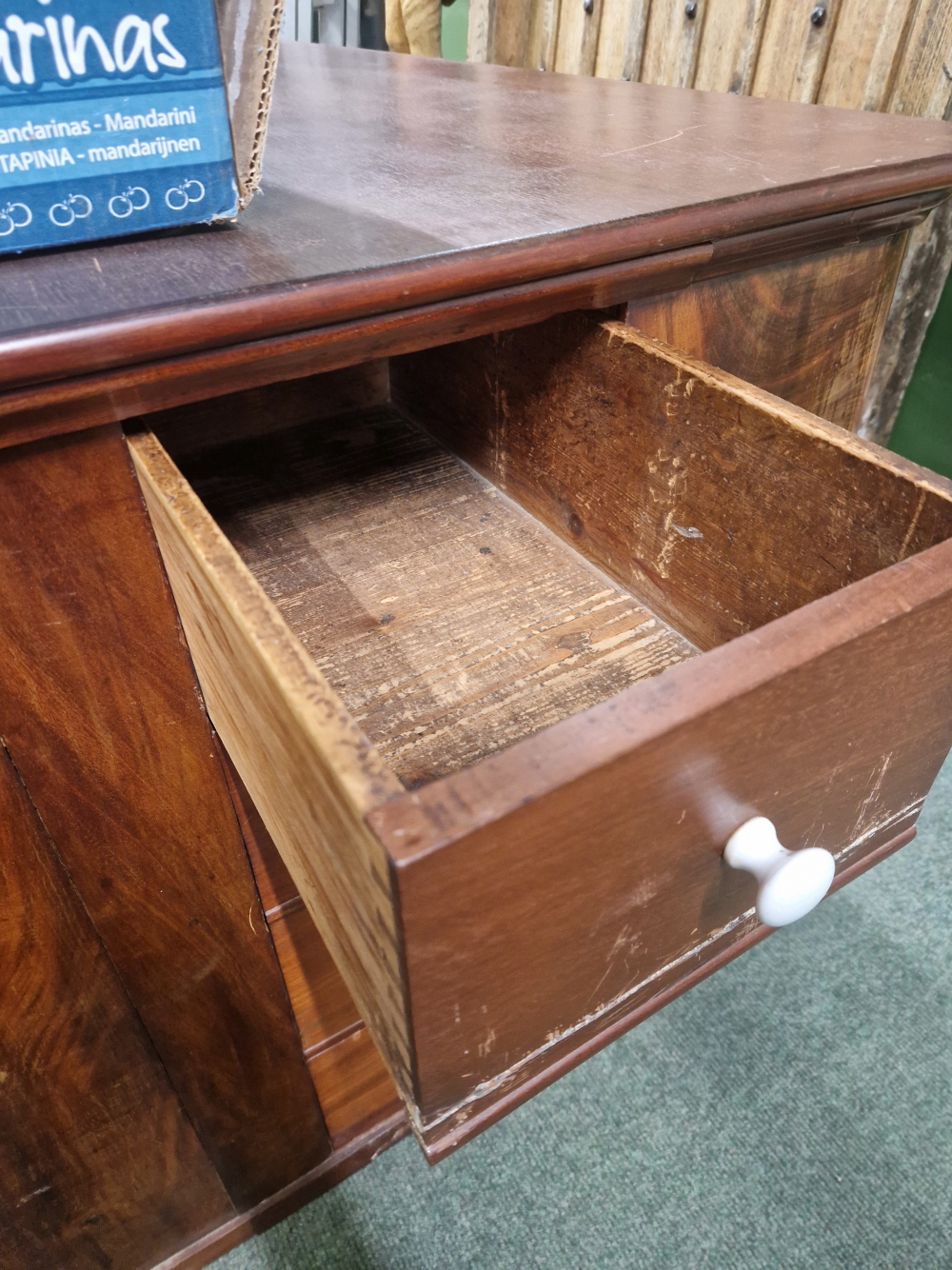 A MAHOGANY SHOP COUNTER FITTED WITH MULTIPLE DRAWERS AND CUPBOARDS EACH WITH WHITE CERAMIC KNOB - Image 16 of 23