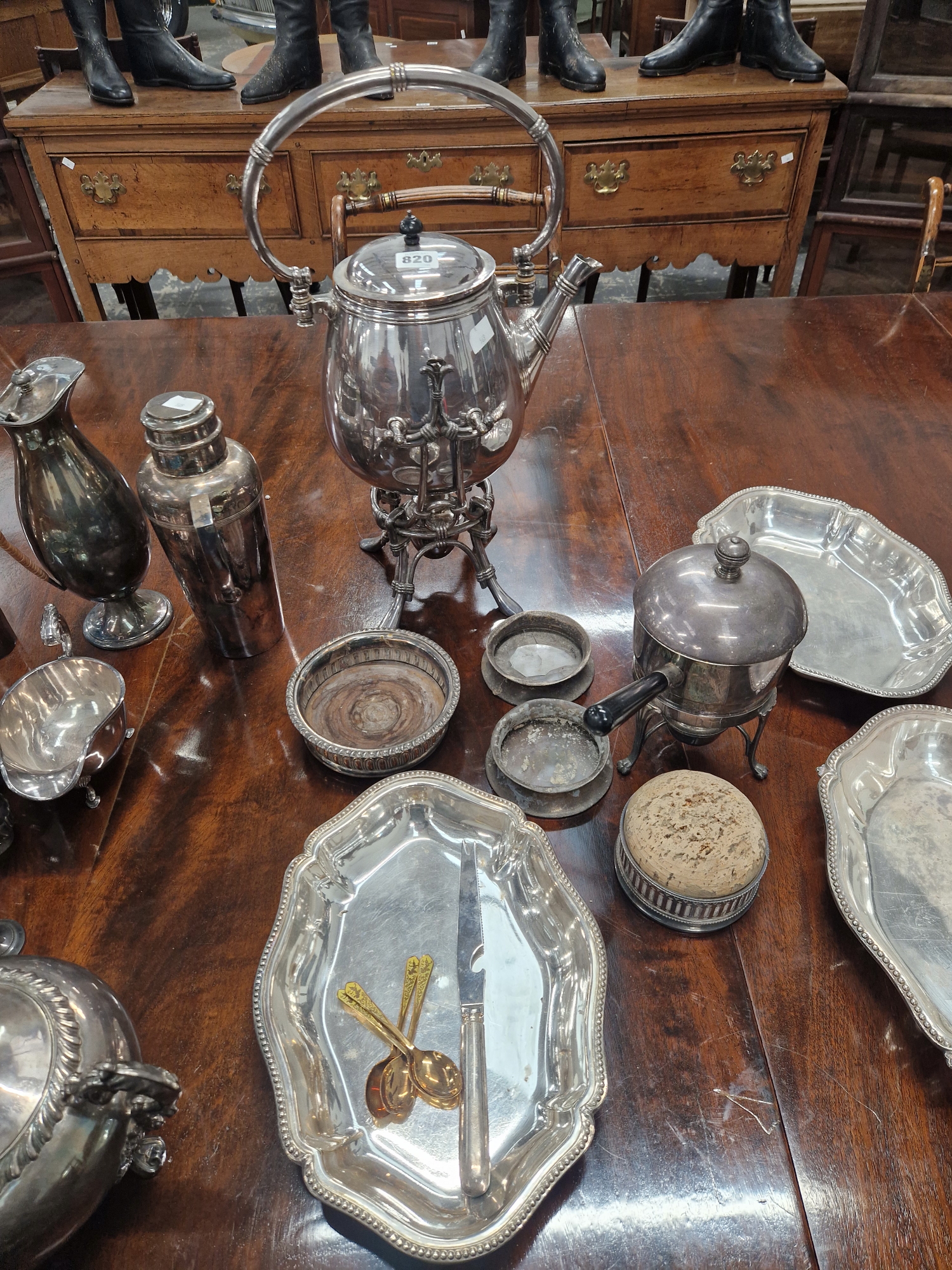 A COLLECTION OF ELECTROPLATE TO INCLUDE, VEGETABLE TUREENS, A COCKTAIL SHAKER, A KETTLE ON STAND - Image 3 of 4