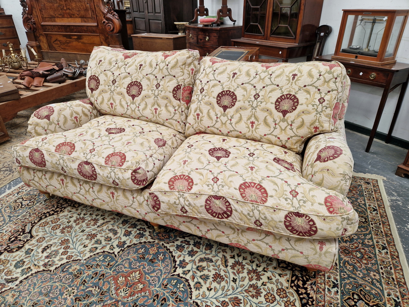 A TWO SEAT SOFA WITH BRASS CASTER FEET AND UPHOLSTERED IN SUSANI STYLE PRINTED MATERIAL - Image 4 of 6