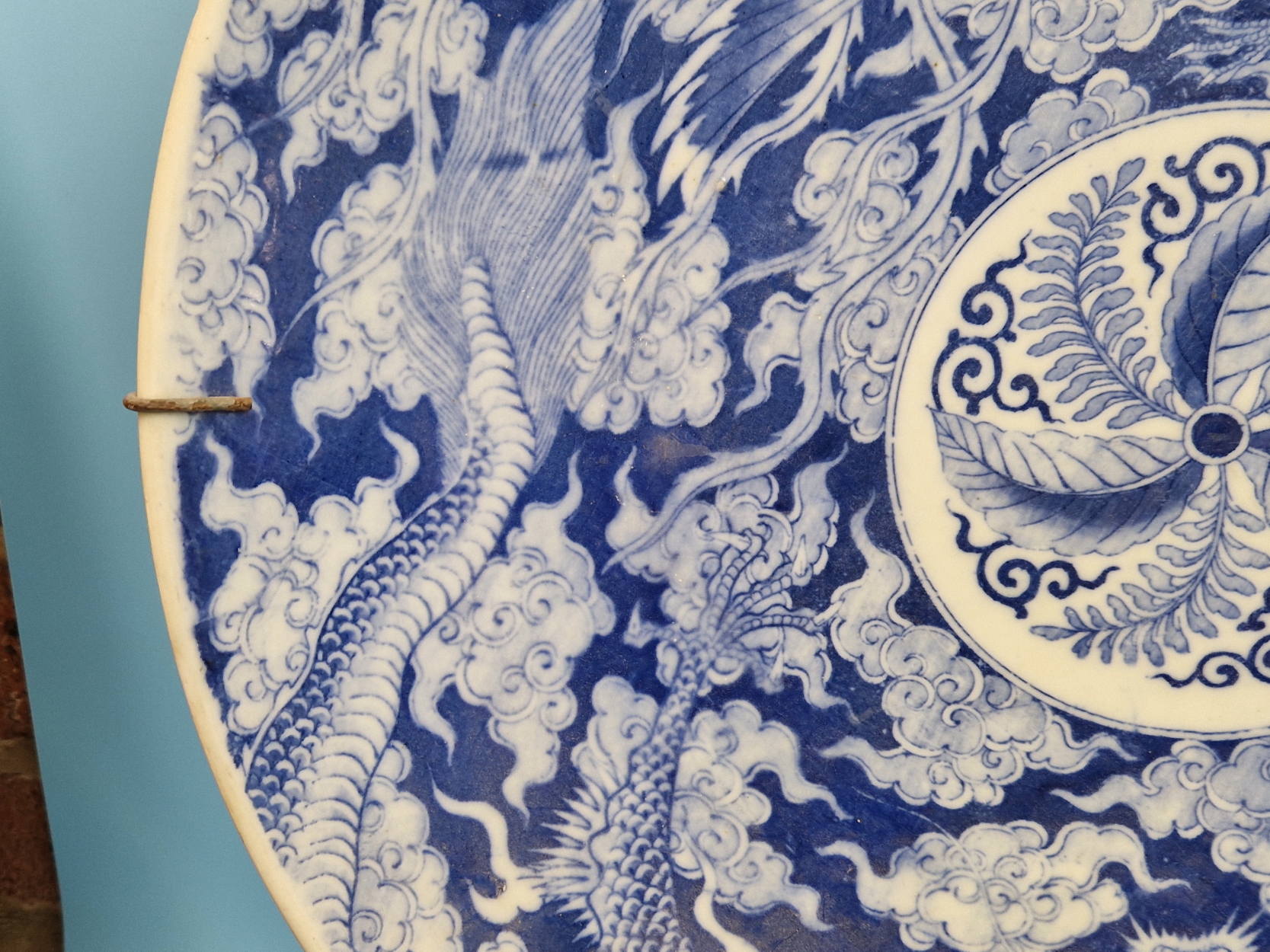 A PAIR OF JAPANESE BLUE AND WHITE CHARGERS PRINTED WITH DRAGONS AND PHOENIX ENCLOSING ROSETTES. Dia. - Image 9 of 11